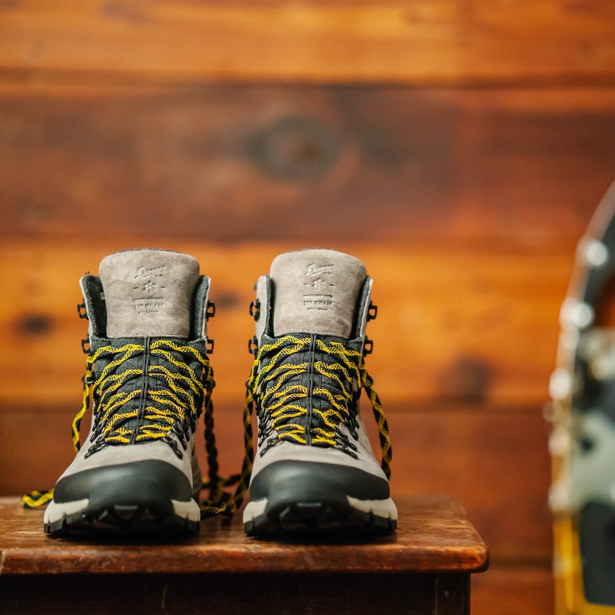 Arctic 600 Side-Zip Driftwood/Yellow Insulated 200G | Danner